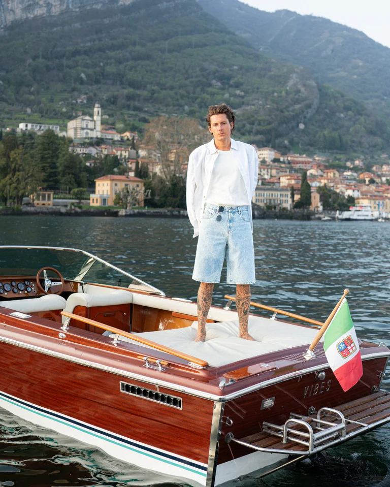 Model der har hørbukser og hvide tees NordicLuxe sommertøj